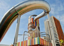 高塔游乐:当钢铁遇上色彩